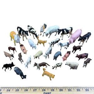 Vtg Ertl 1:64 Lot Of 4 Black & White Cows Cattle + 26‎ Assorted Plastic Animals